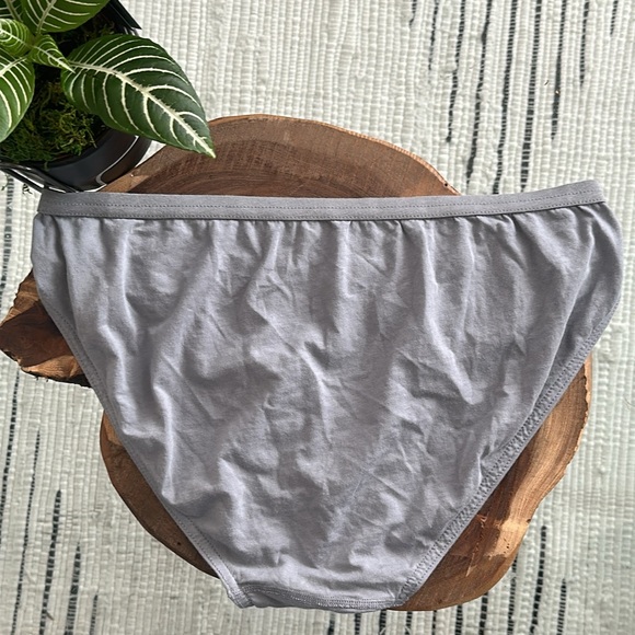 Hanes - Picture 4 of 5